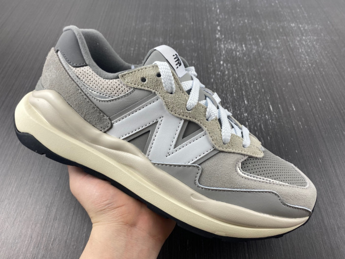 new Ba1an*e 57/40 grey day m5740ta